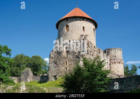 Lettische Touristenattraktion - Ruinen der mittelalterlichen Burg Livonian, Steinmauern und Türme in Cesis, Lettland. Stockfoto