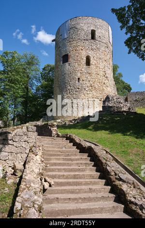 Lettische Touristenattraktion - Turm und Ruinen der mittelalterlichen Burg Livonian in Cesis, Lettland. Stockfoto