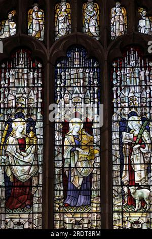 St. Olave's Church, York: Die zeitlose Schönheit von Shrigley & Hunt's lebhaften Buntglasfenstern aus dem 20. Jahrhundert in North Yorkshire, Großbritannien. Stockfoto