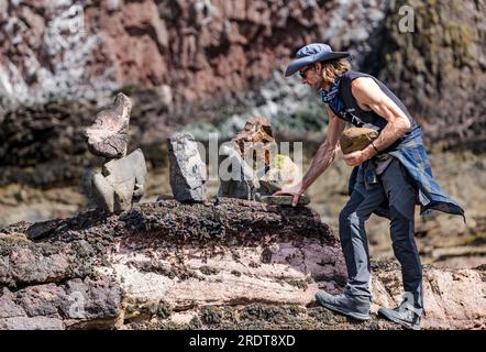 Pedro Duran Creating Stone Balance, European Stone Stacking Championship und Land Art Festival, Dunbar, East Lothian, Schottland, Großbritannien Stockfoto