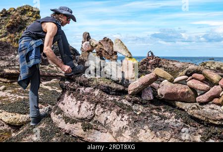 Pedro Duran Creating Stone Balance, European Stone Stacking Championship und Land Art Festival, Dunbar, East Lothian, Schottland, Großbritannien Stockfoto