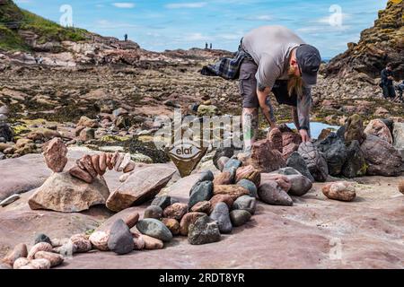 Arron Tierney Balancing Stones on Beach, European Stone Stacking Championship und Land Art Festival, Dunbar, East Lothian, Schottland, Großbritannien Stockfoto