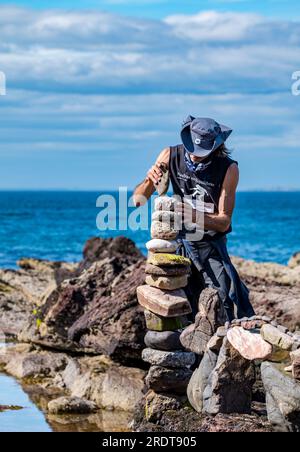 Pedro Duran Creating Stone Balance, European Stone Stacking Championship und Land Art Festival, Dunbar, East Lothian, Schottland, Großbritannien Stockfoto