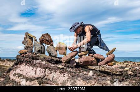 Pedro Duran Creating Stone Balance, European Stone Stacking Championship und Land Art Festival, Dunbar, East Lothian, Schottland, Großbritannien Stockfoto