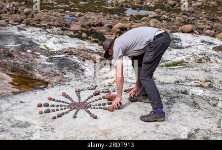 Lawrence Winram schafft Landkunst am Strand, European Stone Stacking Championship, Dunbar, East Lothian, Schottland, Großbritannien Stockfoto