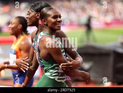 London, Vereinigtes Königreich. 23. Juli 2023. Dina Asher-Smith aus Großbritannien reagiert auf die Teilnahme an der Women's 100m während des Diamond Leagues Athletics Meeting in London. Kredit: George Tewkesbury/Alamy Live News Stockfoto