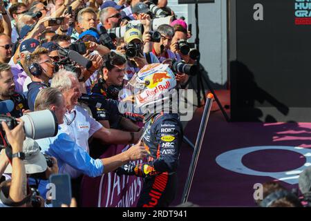 Max Verstappen (NED) Redbull Racing RB19 Cheering Helmut Marko (AUT) Oracle Red Bull Racing Consultant und Jos Verstappen (NED), ehemaliger Fahrer von F1 Stockfoto