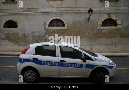 Landschaft mit malerischem Blick auf einen lokalen Polizeiwagen, der auf dem Corso Vittorio Emanuele in Noto Sizilien, Italien, geparkt ist. Stockfoto