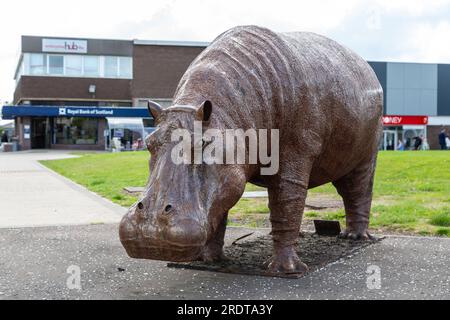 Lebensgroßes Nilpferd des Künstlers Rory Thomas vor dem Kingdom Shopping Centre Glenrothes, Fife. Stockfoto