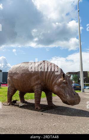 Lebensgroßes Nilpferd des Künstlers Rory Thomas vor dem Kingdom Shopping Centre Glenrothes, Fife. Stockfoto