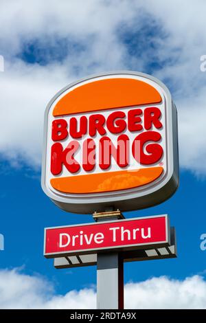 Burger King Drive-Thru-Schild am Himmel Stockfoto