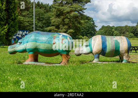 Beton Kunstwerke von Nilpferden, Nilpferden, in Riverside Park Glenrothes, Fife, Schottland Stockfoto