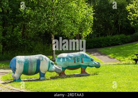 Beton Kunstwerke von Nilpferden, Nilpferden, in Riverside Park Glenrothes, Fife, Schottland Stockfoto