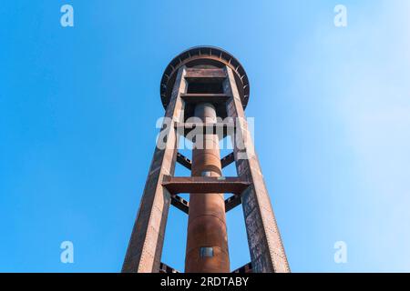 Alter rostiger Wasserturm und blauer Himmel Stockfoto