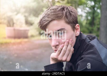 Porträt eines jungen Mannes, der seinen Kopf auf seine Hand Stockfoto