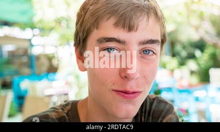 Porträt eines lächelnden jungen Mannes Stockfoto