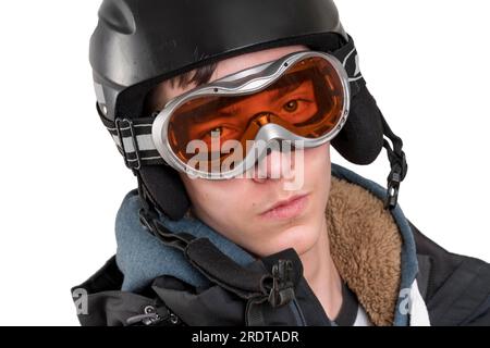 Lächelnder junger Mann mit Skihelm und Schutzbrille, isoliert auf Weiß Stockfoto
