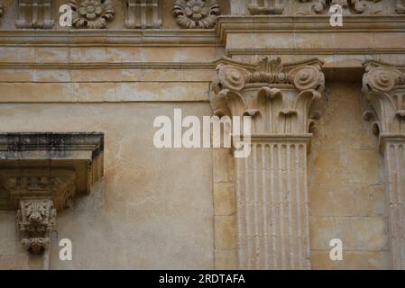 Eine Säule im archaischen korinthischen Stil in Noto Sizilien, Italien. Stockfoto