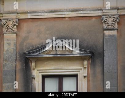 Barock- und neoklassizistische architektonische Details an der Außenseite des Palazzo Ducezio in Noto Sizilien, Italien. Stockfoto