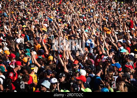 Atmosphäre des Schaltkreises – Lüfter auf dem Podium. 23.07.2023. Formel-1-Weltmeisterschaft, Rd 12, Ungarischer Grand Prix, Budapest, Ungarn, Wettkampftag. Das Foto sollte wie folgt lauten: XPB/Press Association Images. Kredit: XPB Images Ltd/Alamy Live News Stockfoto