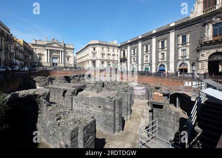 Überreste des römischen Amphitheaters an der Piazza Stesicoro. Die alte Hafenstadt Sizilien. Catania, Italien Stockfoto