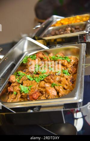 Catering-Buffet-Speisen im Innenbereich im Luxusrestaurant mit Hühnchen-Curry und Gemüse Stockfoto