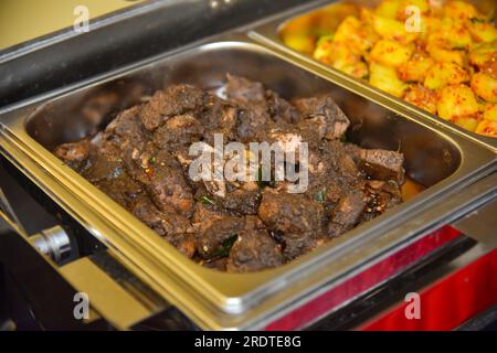 Catering-Buffet-Speisen im Innenbereich im Luxusrestaurant mit Fisch-Curry Stockfoto