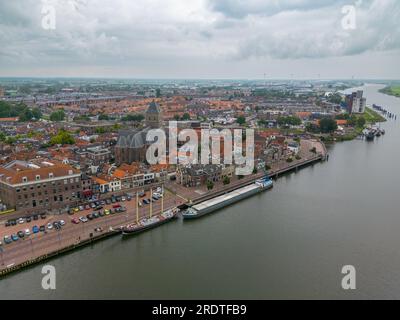 Luftdrohnenfoto der niederländischen Stadt Kampen in Overijssel. Dieses Bild zeigt die Skyline und das Ufer des Flusses Ijssel. Stockfoto