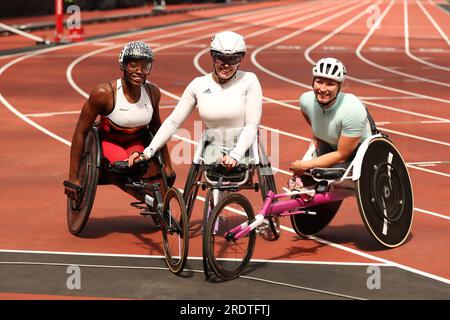 London, Großbritannien. 23. Juli 2023. Lea Bayekula GBR (2.), Hannah Cockroft GBR (3.) und Sammi Kinghorn GBR (1.) nach dem Rollstuhl Womens 800m während der Diamond League Athletics im London Stadium, Queen Elizabeth Olympic Park, London, England am 23. Juli 2023. Foto: Ken Sparks. Nur redaktionelle Verwendung, Lizenz für kommerzielle Verwendung erforderlich. Keine Verwendung bei Wetten, Spielen oder Veröffentlichungen von Clubs/Ligen/Spielern. Kredit: UK Sports Pics Ltd/Alamy Live News Stockfoto