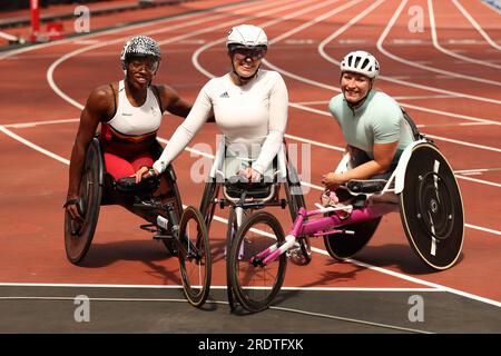 London, Großbritannien. 23. Juli 2023. Lea Bayekula GBR (2.), Hannah Cockroft GBR (3.) und Sammi Kinghorn GBR (1.) nach dem Rollstuhl Womens 800m während der Diamond League Athletics im London Stadium, Queen Elizabeth Olympic Park, London, England am 23. Juli 2023. Foto: Ken Sparks. Nur redaktionelle Verwendung, Lizenz für kommerzielle Verwendung erforderlich. Keine Verwendung bei Wetten, Spielen oder Veröffentlichungen von Clubs/Ligen/Spielern. Kredit: UK Sports Pics Ltd/Alamy Live News Stockfoto