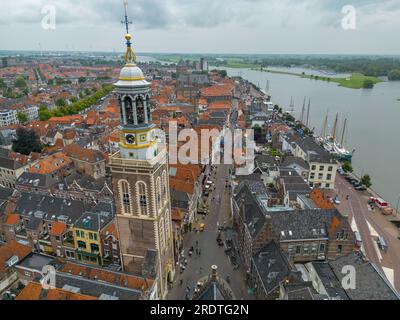 Luftdrohnenfoto des „Nieuwe Toren“, einem großen Uhrenturm in Kampen, Overijssel, Niederlande Stockfoto