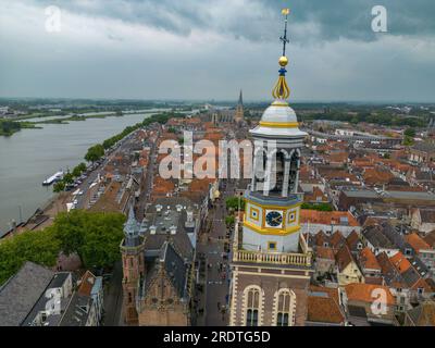 Luftdrohnenfoto des „Nieuwe Toren“, einem großen Uhrenturm in Kampen, Overijssel, Niederlande Stockfoto