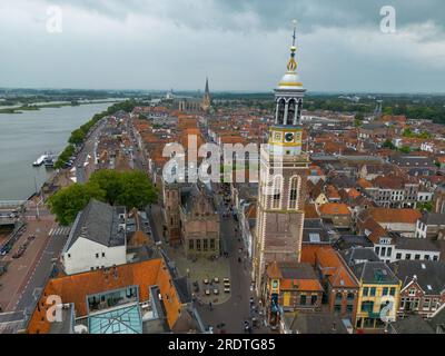 Luftdrohnenfoto des „Nieuwe Toren“, einem großen Uhrenturm in Kampen, Overijssel, Niederlande Stockfoto