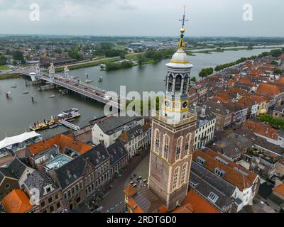 Luftdrohnenfoto des „Nieuwe Toren“, einem großen Uhrenturm in Kampen, Overijssel, Niederlande Stockfoto