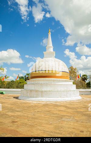 Ruwanwali maha saya weiße Stupa mit blauem Himmel und weißen Wolken in Anuradhapuraya, Sri lanka. Stockfoto