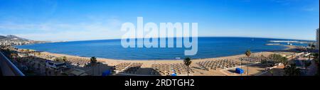 Panorama von Fuengirola an der Costa del Sol Spanien ist ein Resort mit langem Strand, Geschäften und allen Einrichtungen für Urlaubsspaß Stockfoto