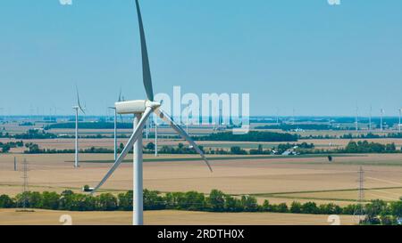 Windpark auf Ackerland mit Nahaufnahme der Windturbinen aus der Luft Stockfoto