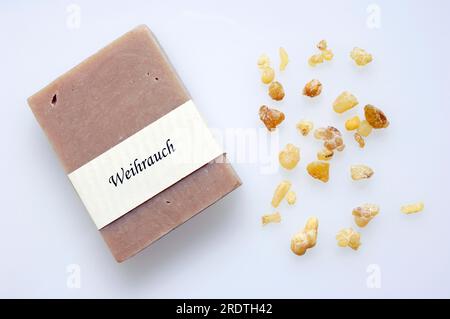 Weihrauch (Boswellia sacra) Harz und Weihrauch Seife, brennender Weihrauch, Esoterismus, ausgeschnitten, Objekt Stockfoto