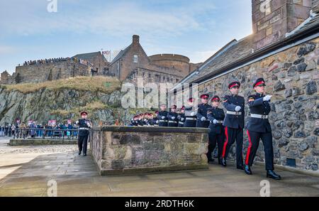 21 Gun Salute markiert den Beitritt von Königin Elizabeth II. Zum Thron für Platinum Jubilee, Edinburgh Castle, Schottland, Großbritannien Stockfoto