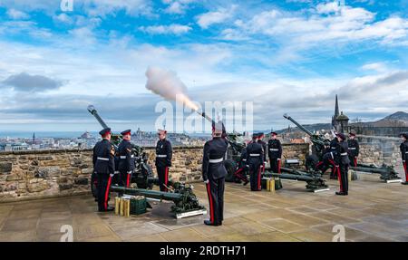 21 Gun Salute markiert den Beitritt von Königin Elizabeth II. Zum Thron für Platinum Jubilee, Edinburgh Castle, Schottland, Großbritannien Stockfoto