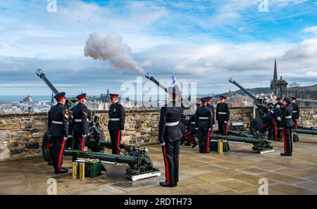 21 Gun Salute markiert den Beitritt von Königin Elizabeth II. Zum Thron für Platinum Jubilee, Edinburgh Castle, Schottland, Großbritannien Stockfoto