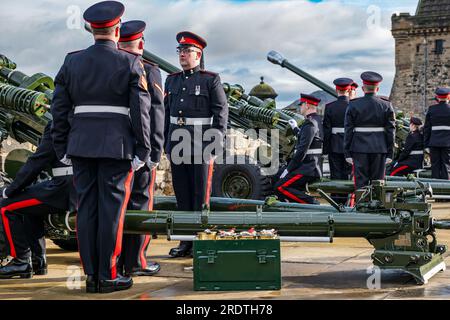 21 Gun Salute markiert den Beitritt von Königin Elizabeth II. Zum Thron für Platinum Jubilee, Edinburgh Castle, Schottland, Großbritannien Stockfoto