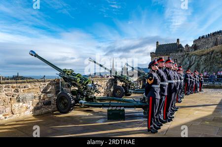 21 Gun Salute markiert den Beitritt von Königin Elizabeth II. Zum Thron für Platinum Jubilee, Edinburgh Castle, Schottland, Großbritannien Stockfoto