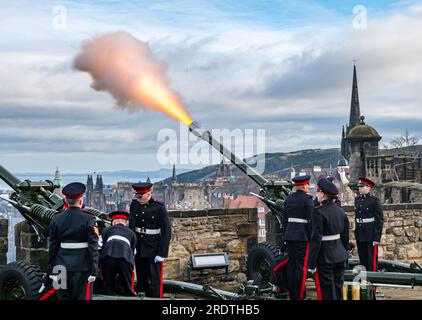 21 Gun Salute markiert den Beitritt von Königin Elizabeth II. Zum Thron für Platinum Jubilee, Edinburgh Castle, Schottland, Großbritannien Stockfoto