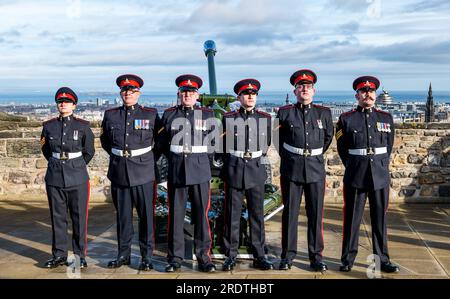 21 Gun Salute markiert den Beitritt von Königin Elizabeth II. Zum Thron für Platinum Jubilee, Edinburgh Castle, Schottland, Großbritannien Stockfoto