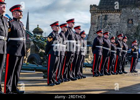 21 Gun Salute markiert den Beitritt von Königin Elizabeth II. Zum Thron für Platinum Jubilee, Edinburgh Castle, Schottland, Großbritannien Stockfoto