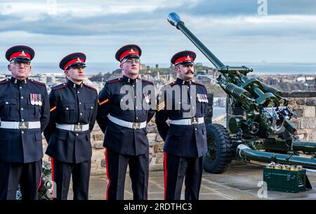 21 Gun Salute markiert den Beitritt von Königin Elizabeth II. Zum Thron für Platinum Jubilee, Edinburgh Castle, Schottland, Großbritannien Stockfoto