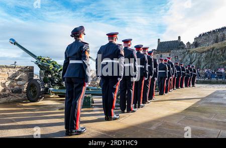 21 Gun Salute markiert den Beitritt von Königin Elizabeth II. Zum Thron für Platinum Jubilee, Edinburgh Castle, Schottland, Großbritannien Stockfoto