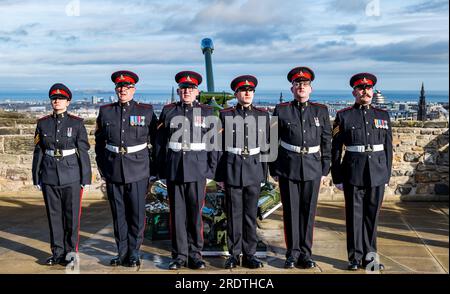 21 Gun Salute markiert den Beitritt von Königin Elizabeth II. Zum Thron für Platinum Jubilee, Edinburgh Castle, Schottland, Großbritannien Stockfoto