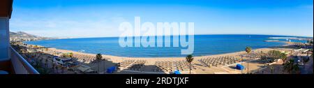 Panorama von Fuengirola an der Costa del Sol Spanien ist ein Resort mit langem Strand, Geschäften und allen Einrichtungen für Urlaubsspaß Stockfoto